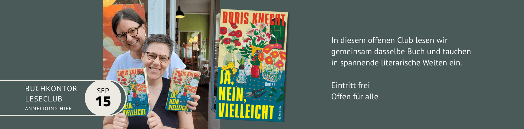 Buchkontor Leseclub Foto mit Claudia und Lena halten lachend das Buch in der Hand, stehend vor dem Buchkontor Eingang.